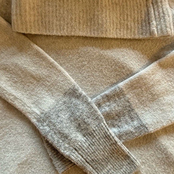 3/$30 - REITMANS Cozy Gray & Beige Cream Sweater - Picture 4 of 6